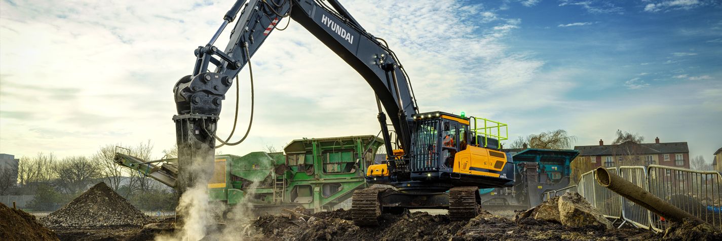 Hyundain kehittyneintä A-sarjaa edustava HX 480 AL tela-alustainen kaivinkone murskaustöissä.