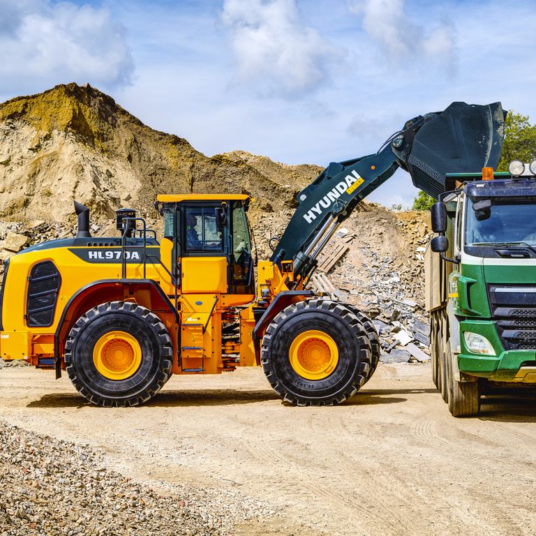 Hyundai HL 970 A -pyöräkuormaaja on moderni ja tehokas työkone, jonka kanssa viedään isotkin urakat luotettavasti maaliin monissa erilaisissa käyttökohteissa.