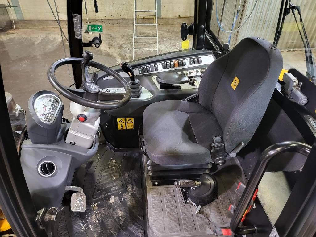 jcb-409,bfca810d.jpg