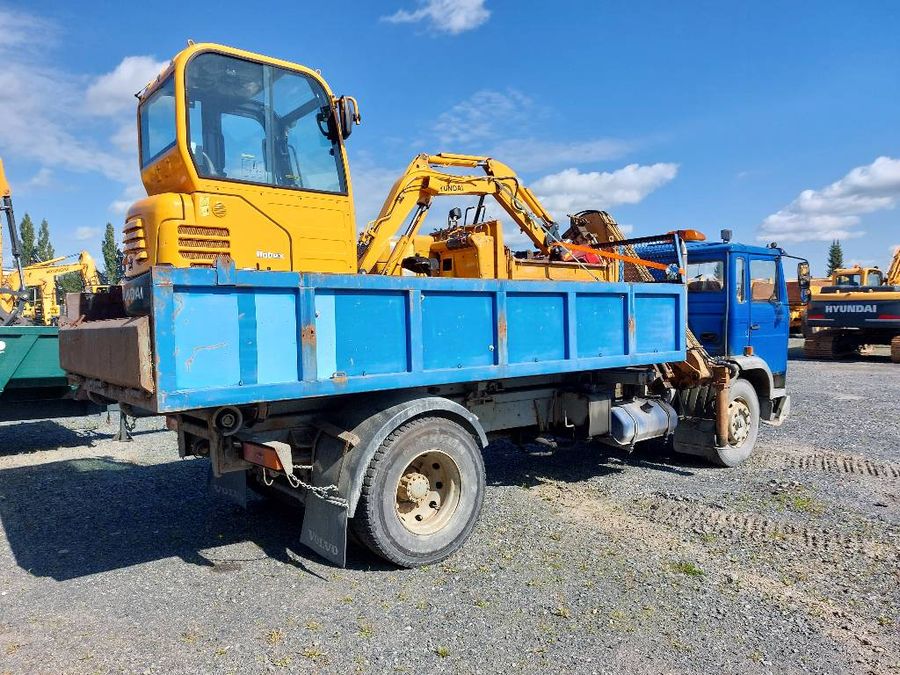 Hyundai R16-9 + kuorma-auto + teladumpperi