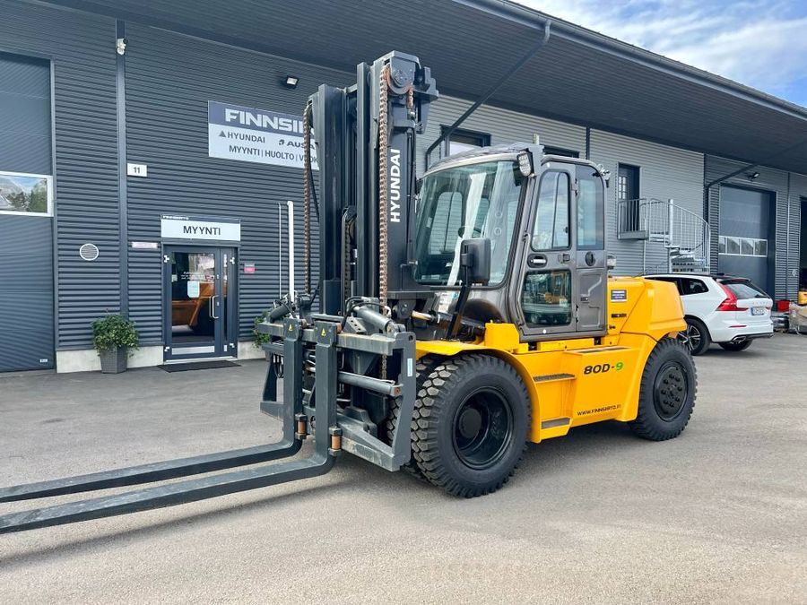 Hyundai 80D-9 + kallistuva kelkka asetinlaite