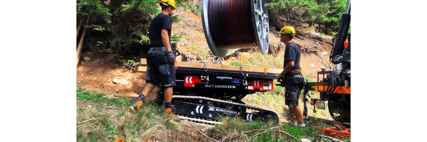 Kaapelikelaa lastataan Alma Crawler Multi-Loader 3.0 BL -kuljettimen kyytiin.