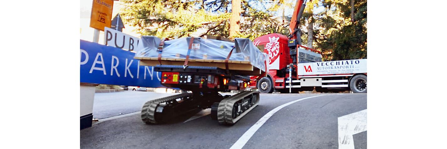 Tela-alustainen kuljetin Alma Crawler Multi-Loader 3.0 BL kuljettaa kuormaa asennuspaikalle.