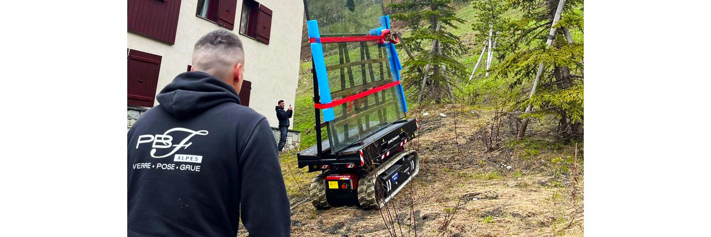 Ikkunaelementit siirtyvät haastavissa maastoissa Alma Crawler Multi-Loader 3.0 FX -kuljettimen avulla.