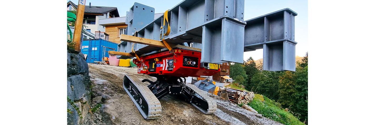 Alma Crawler Multi-Loader 6.0 BL kuljettaa teräselementtiä omakotityömaalla.