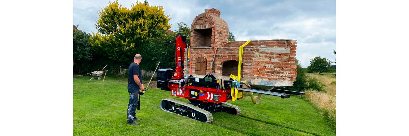 Tela-alustainen kuljetin Alma Crawler Multi-Loader 6.0 BL soveltuu käytettäväksi myös nurmialueilla.