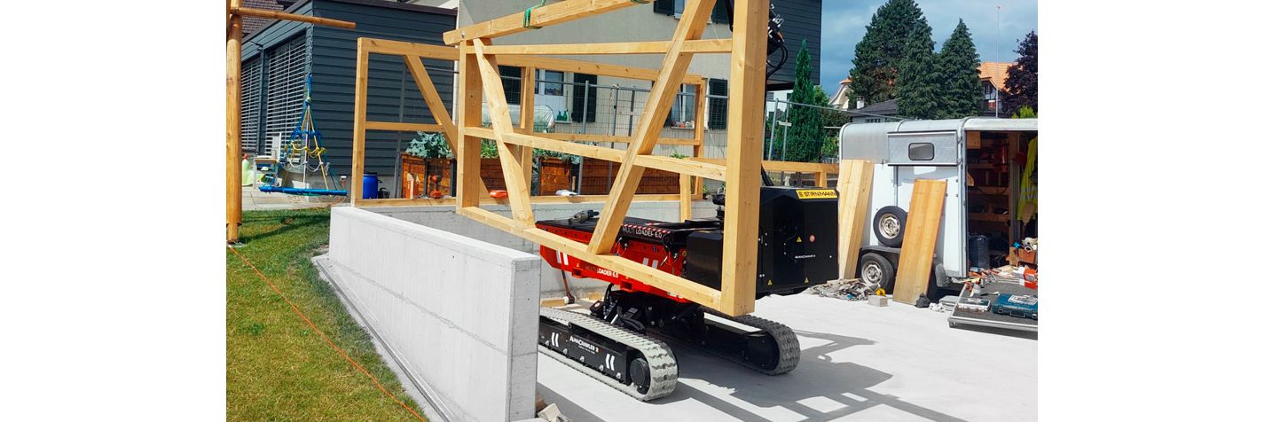 Tela-alustainen kuljetin Alma Crawler Multi-Loader 6.0 BL töissä työmaalla.