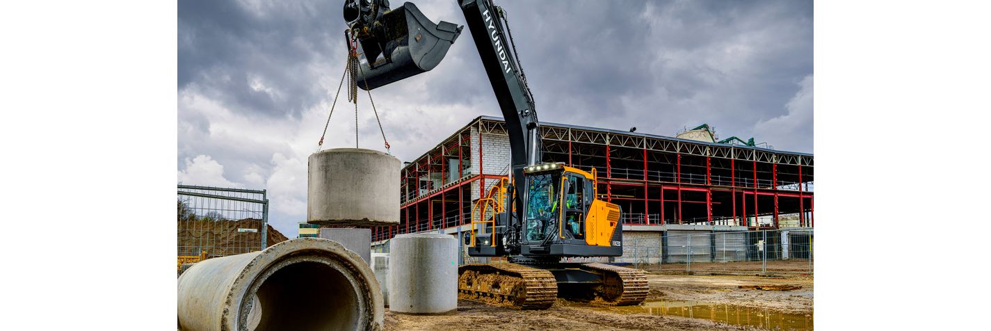 Telakaivinkone Hyundai HX 230 nostaa betonielementtiä