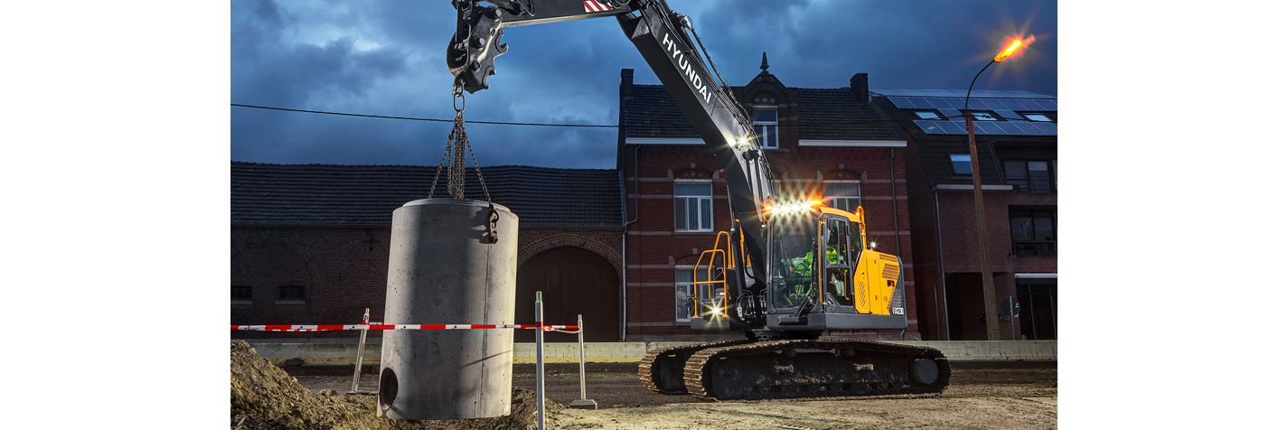 Telakaivinkone Hyundai HX 230 asentaa kaivoelementtiä työmaalla