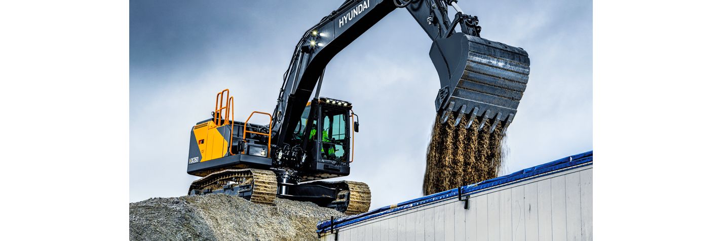 Telakaivinkone Hyundai HX 260 kuormaa soraa lavalle