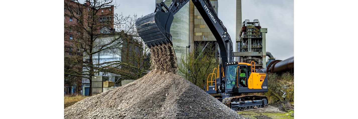 Telakaivinkone Hyundai HX 260 kasaa soraa teollisuusalueella