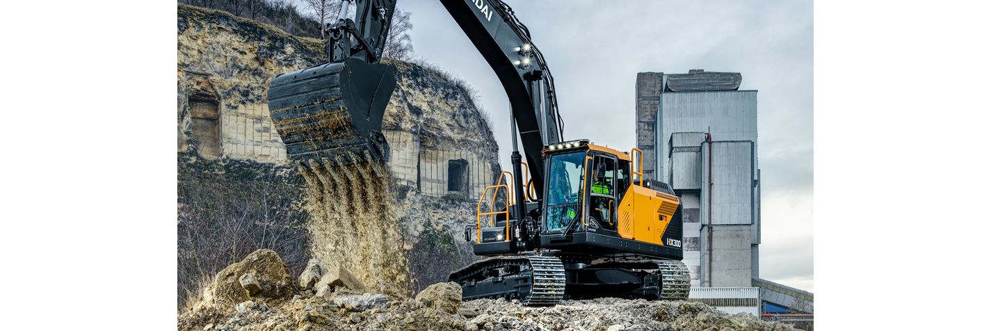 Telakaivinkone Hyundai HX 300 maansiirtotöissä