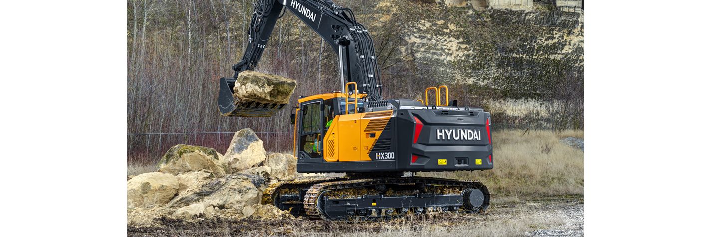 Telakaivinkone Hyundai HX 300 siirtää lohkareita