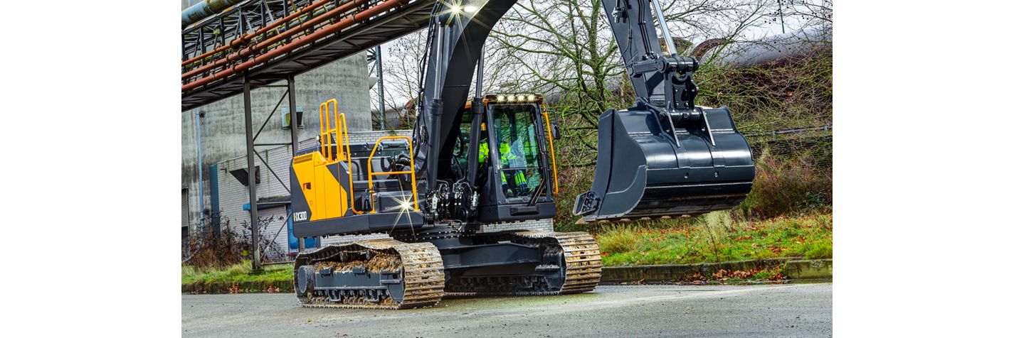 Telakaivinkone Hyundai HX 300 parkissa teollisuusalueella
