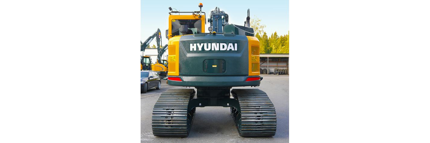 Telakaivinkone Hyundai HX 145 ALCR HW "metsämalli" kuvattuna takaa