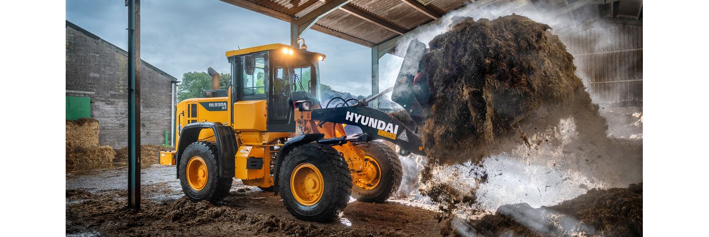 Pyöräkuormaaja Hyundai HL 930 A töissä maatilalla