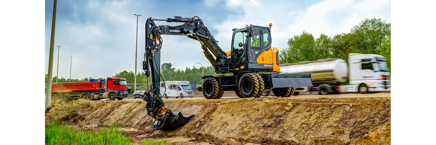 Pyöräkaivinkone Hyundai HW 100 A tasoittaa ojavallia