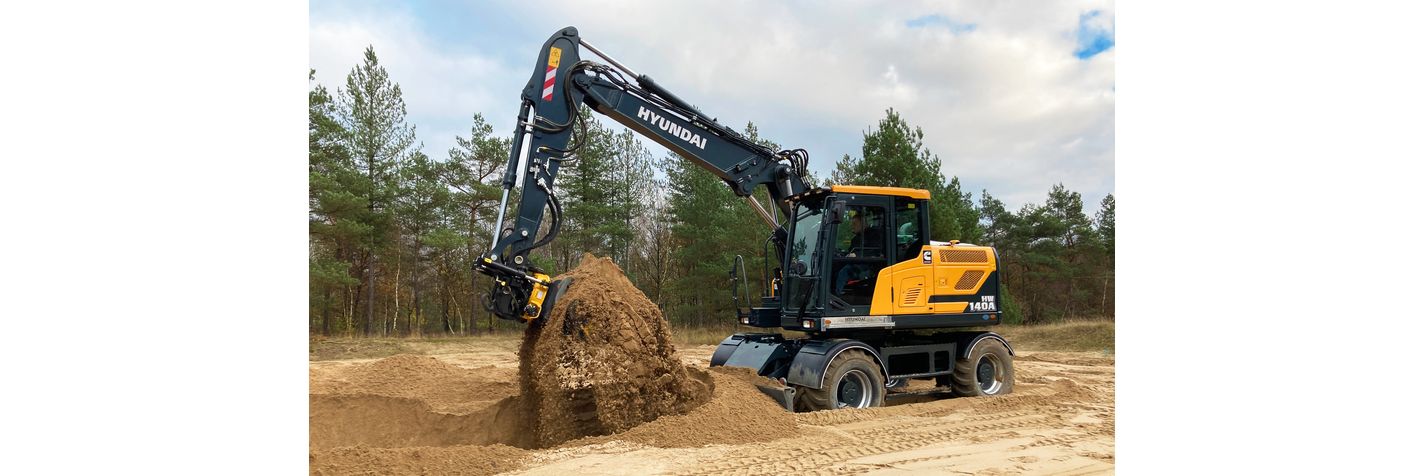 Pyöräkaivinkone Hyundai HW 140 A kaivaa hiekkaa metsämaisemassa