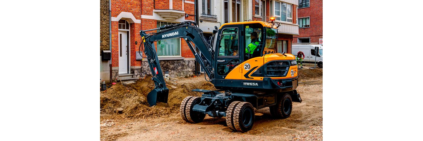 Pyöräkaivinkone Hyundai HW 65 A kaivaa talon perustuksia