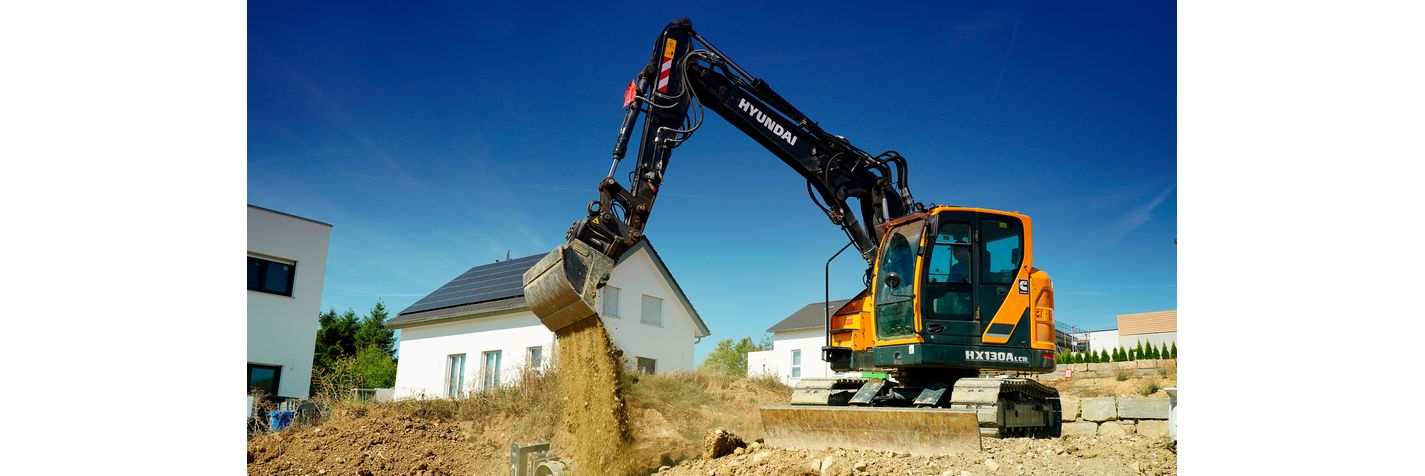 Telakaivinkone Hyundai HX 130 ALCR levittää soraa