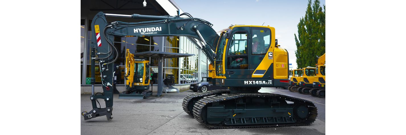 Telakaivinkone Hyundai HX 145 ALCR HW "metsämalli" kuvattuna sivulta