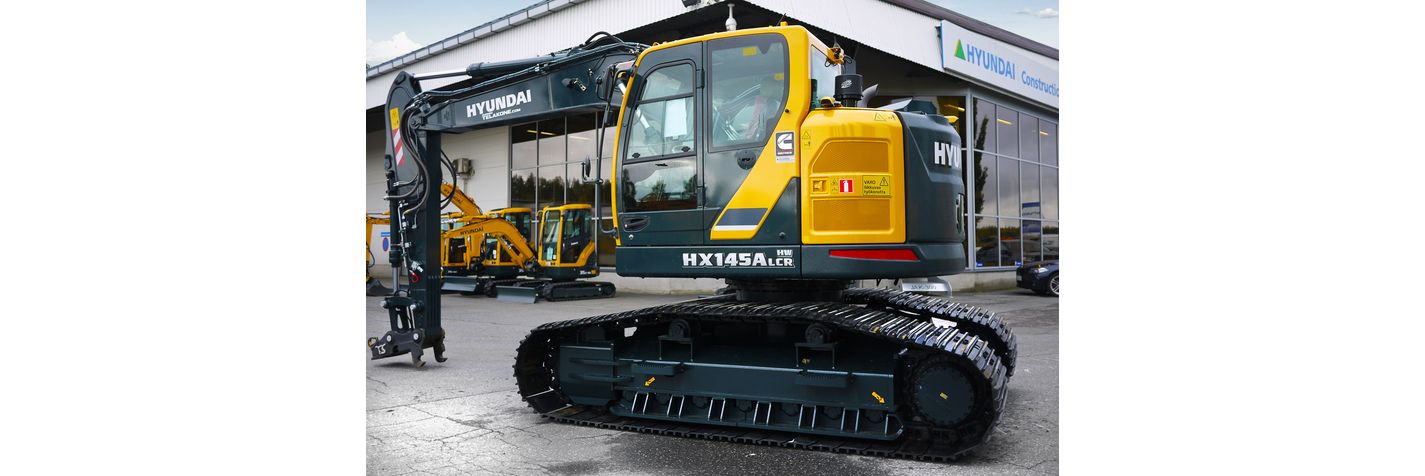Telakaivinkone Hyundai HX 145 ALCR HW "metsämalli" kuvattuna takaviistosta