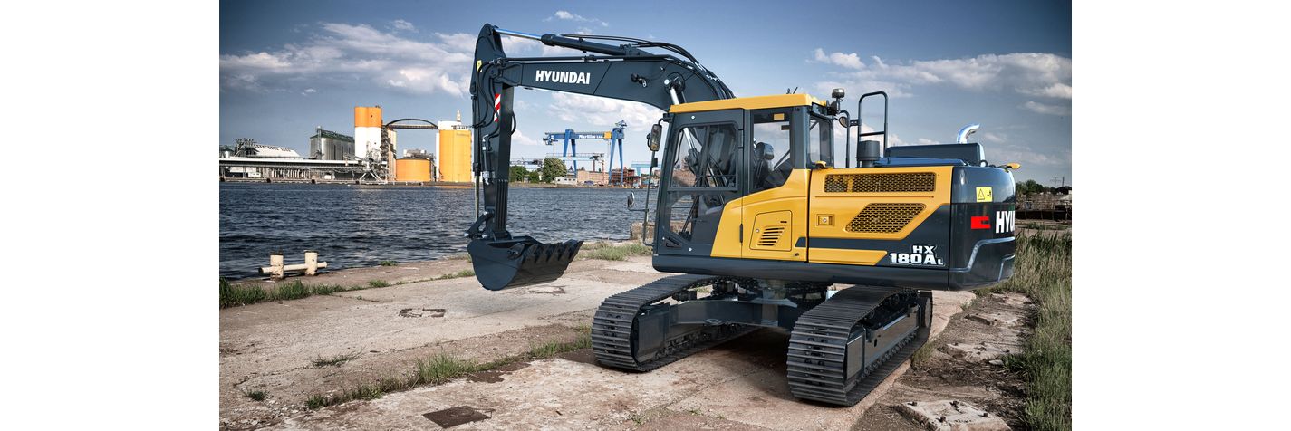 Telakaivinkone Hyundai HX 180 AL meren rannalla