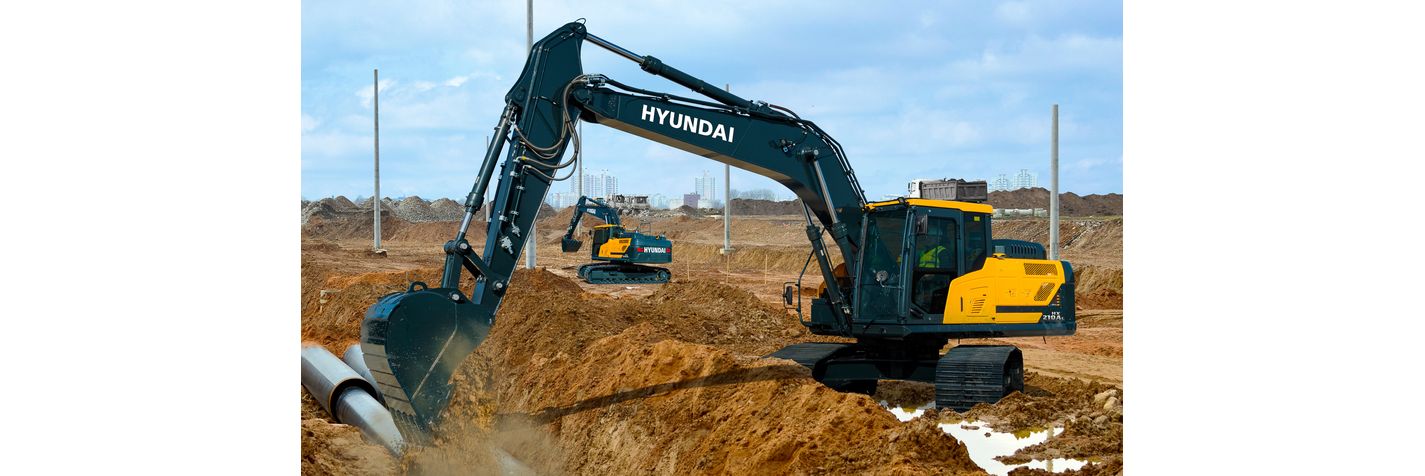 Telakaivinkone Hyundai HX 210 AL putkikaivannon reunalla