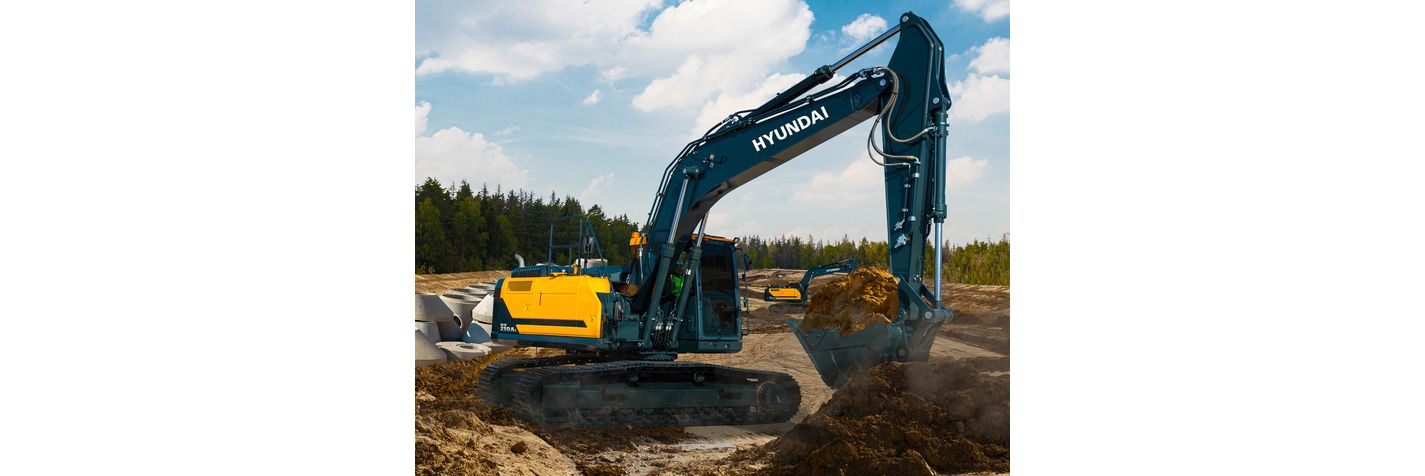 Telakaivinkone Hyundai HX 210 AL kauhassaan sorakuorma