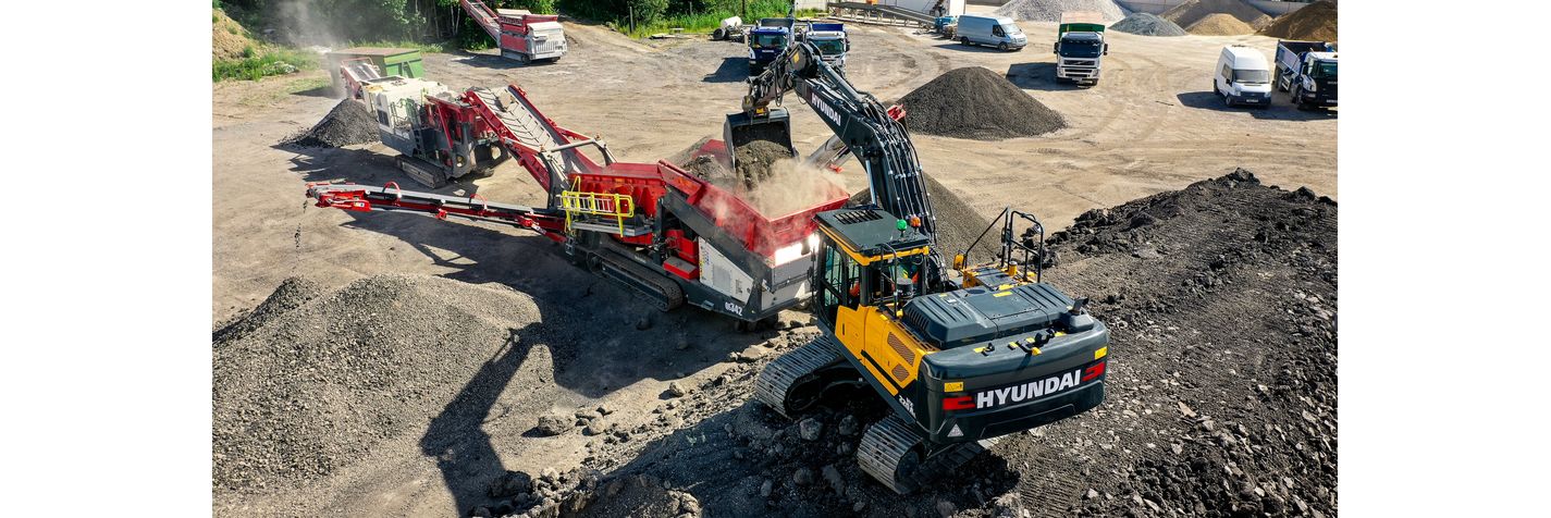 Telakaivinkone Hyundai HX 220 AL nostaa kuormaa