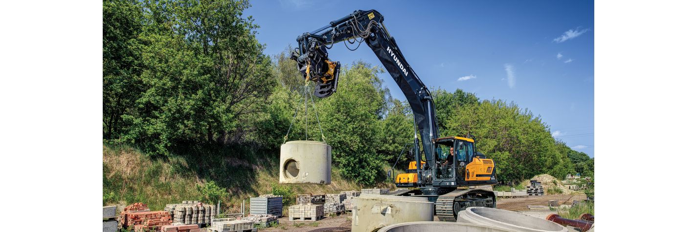 Telakaivinkone Hyundai HX 300 AL nostaa betonista kaivonrengasta