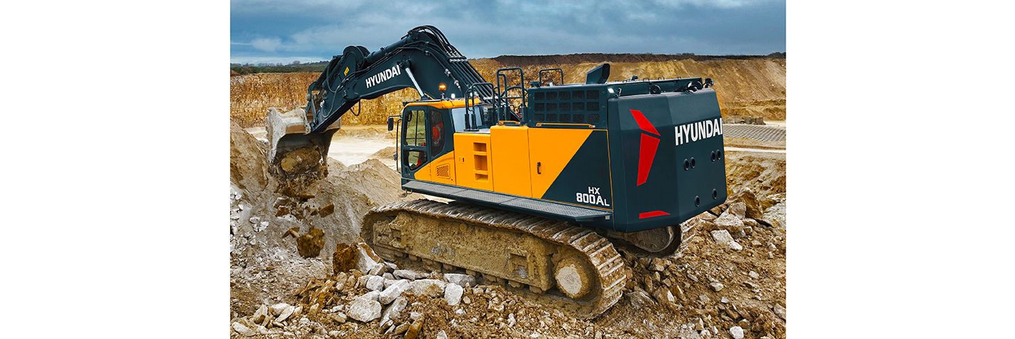 Telakaivinkone Hyundai HX 800 A kaivaa lohkareita louhoksella