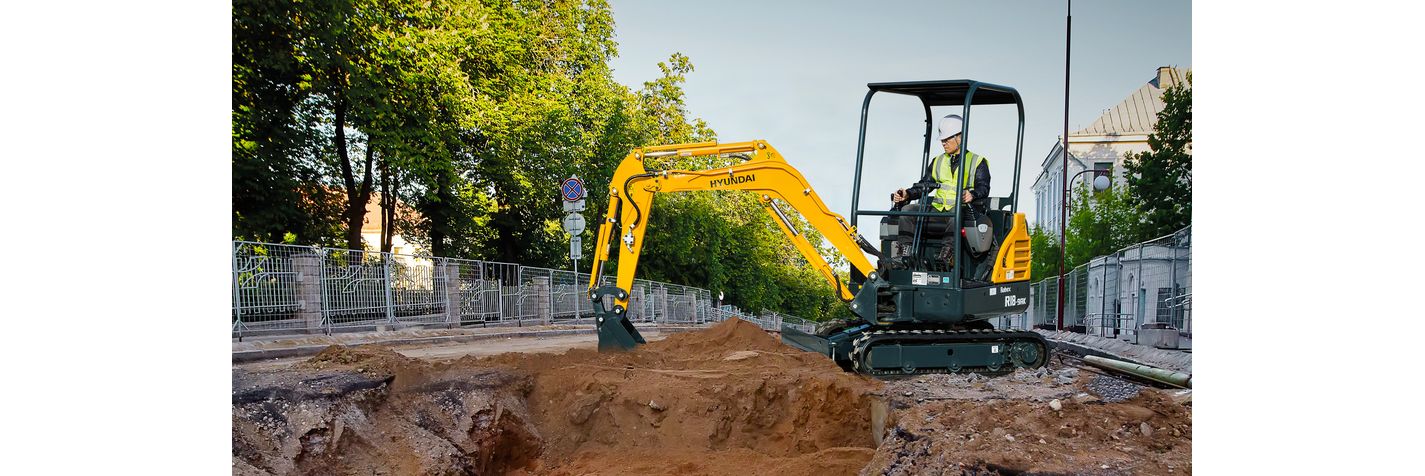 Minikaivinkone Hyundai R 18-9 AK kaivaa hiekkaa tietyömaalla