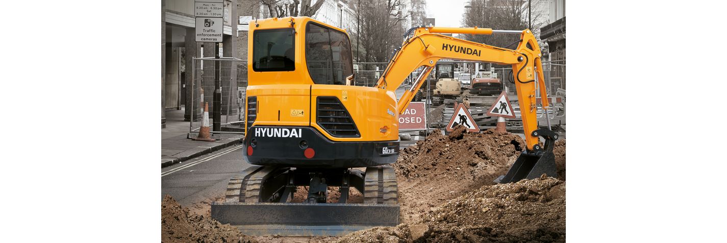 Minikaivinkone Hyundai R 60 CR-9A kaivaa maata tietyömaalla