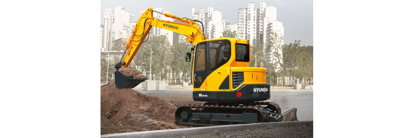 Midikaivinkone Hyundai R 80 CR-9A nostaa soraa tietyömaalla