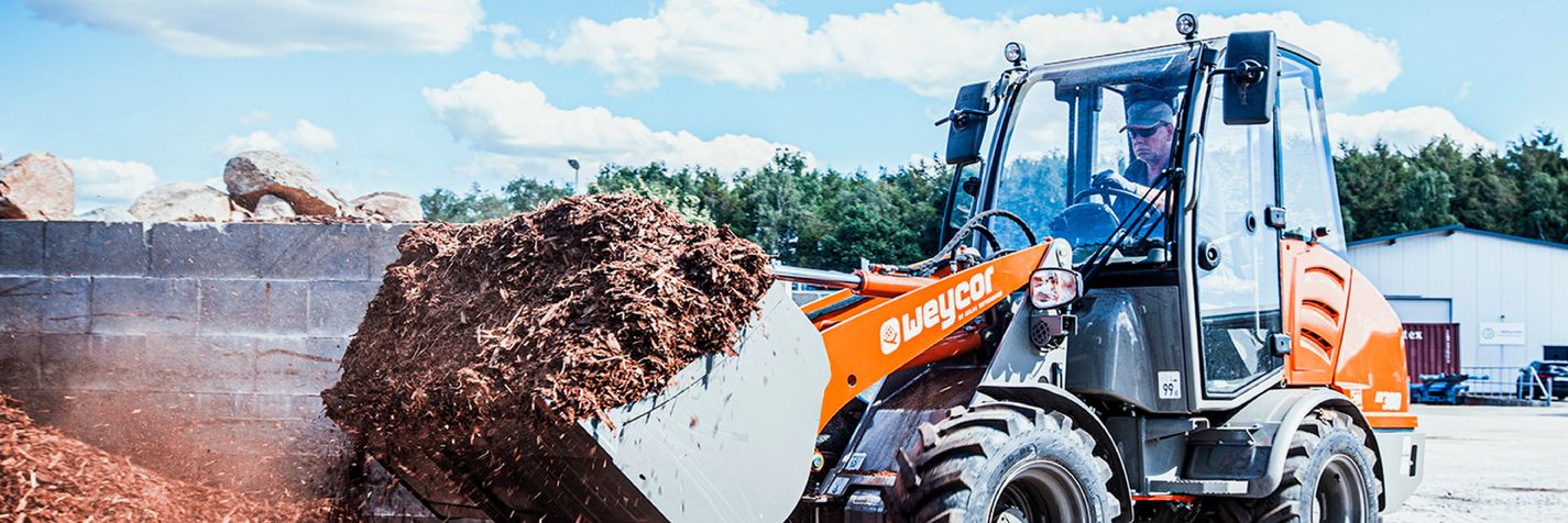 Pyöräkuormaaja Weycor AR380 käsittelee turvetta