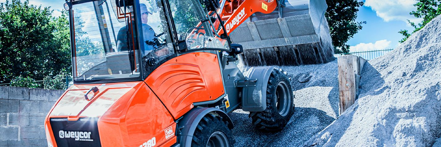 Pyöräkuormaaja Weycor AR380 lastaa soraa lavalle
