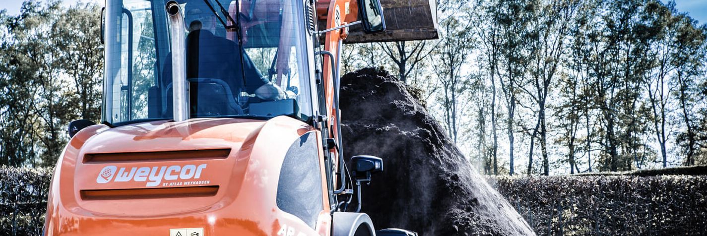 Pyöräkuormaaja Weycor AR480S kuvattuna takaa