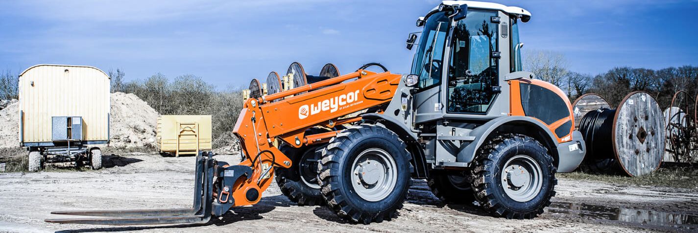 Pyöräkuormaaja Weycor AR480T varustettuna trukkipiikeillä