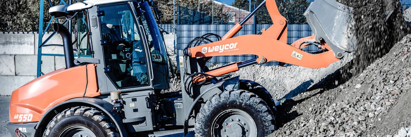 Pyöräkuormaaja Weycor AR550 nostaa soraa kasaan