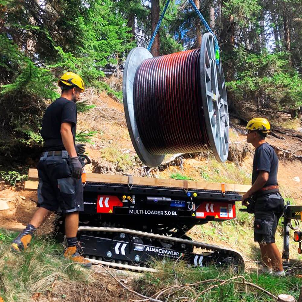 Kaapelikelaa lastataan Alma Crawler Multi-Loader 3.0 BL -kuljettimen kyytiin.