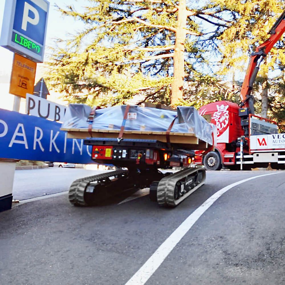 Tela-alustainen kuljetin Alma Crawler Multi-Loader 3.0 BL kuljettaa kuormaa asennuspaikalle.