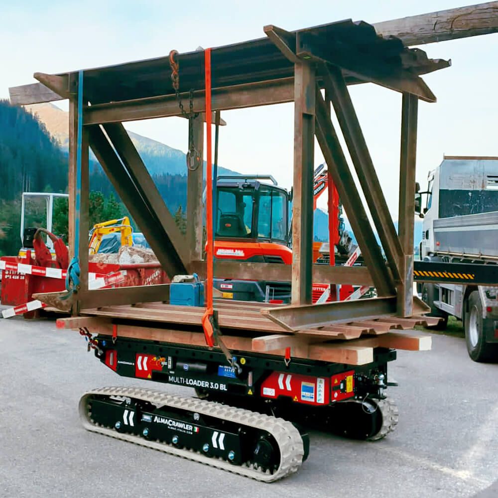 Teräskehikko lastattuna Alma Crawler Multi-Loader 3.0 BL -kuljettimen kyytiin.