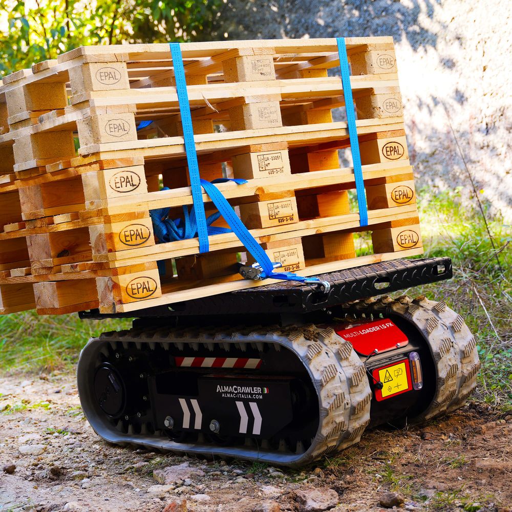 Tela-alustainen kuljetin Alma Crawler Multi-Loader 1.5 FX kuljettaa kuormalavoja.