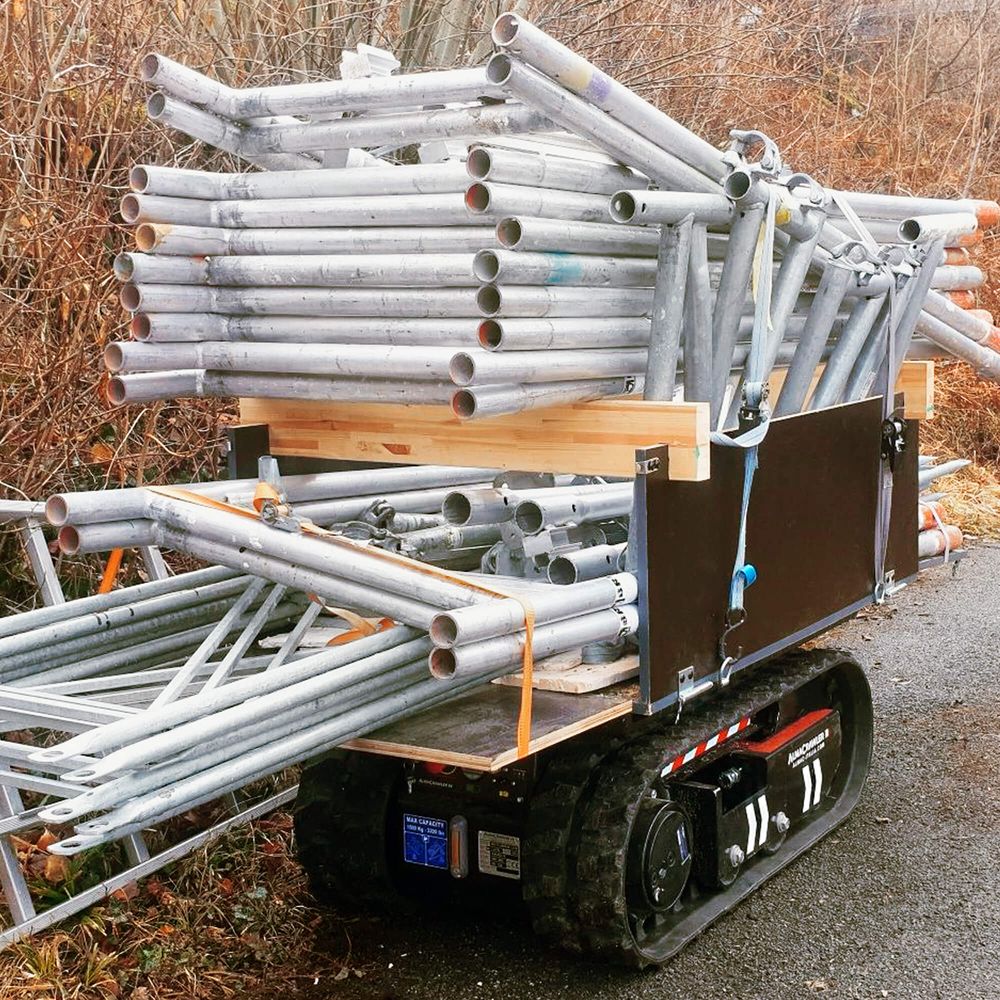 Tela-alustainen kuljetin Alma Crawler Multi-Loader 1.5 FX siirtää rakennustelineitä.