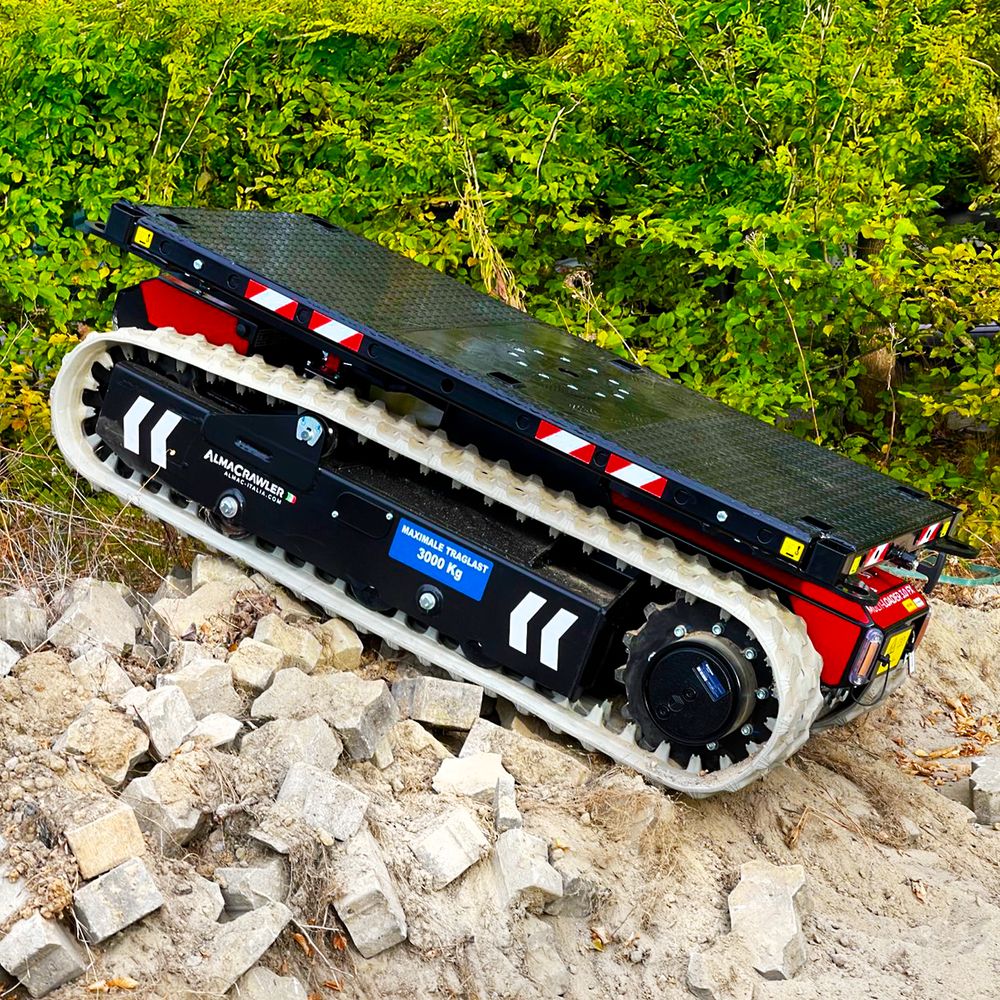 Tela-alustainen kuljetin Alma Crawler Multi-Loader 3.0 FX on varustettu näytöllisellä kauko-ohjaimella.