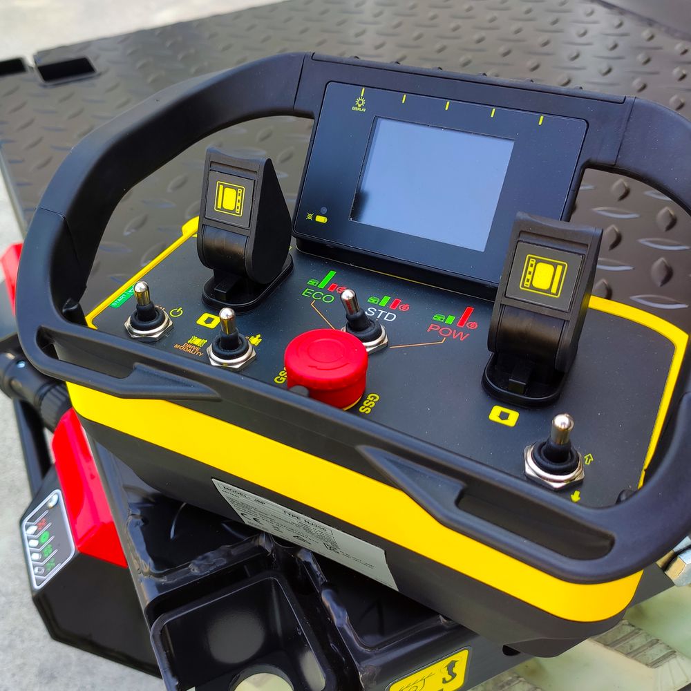 Kuormaa lastataan tela-alustaisen Alma Crawler Multi-Loader 3.0 FX -kuljettimen kyytiin.