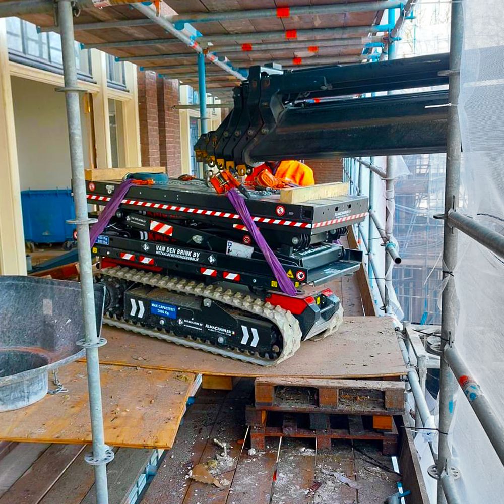 Tela-alustainen kuljetin Alma Crawler Multi-Loader 3.0 FX on tehokas valinta omakotityömaille.