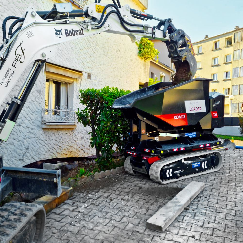 Tela-alustainen kuljetin Alma Crawler Multi-Loader 3.0 FX etenee kuorman kanssa rinnettä ylös.