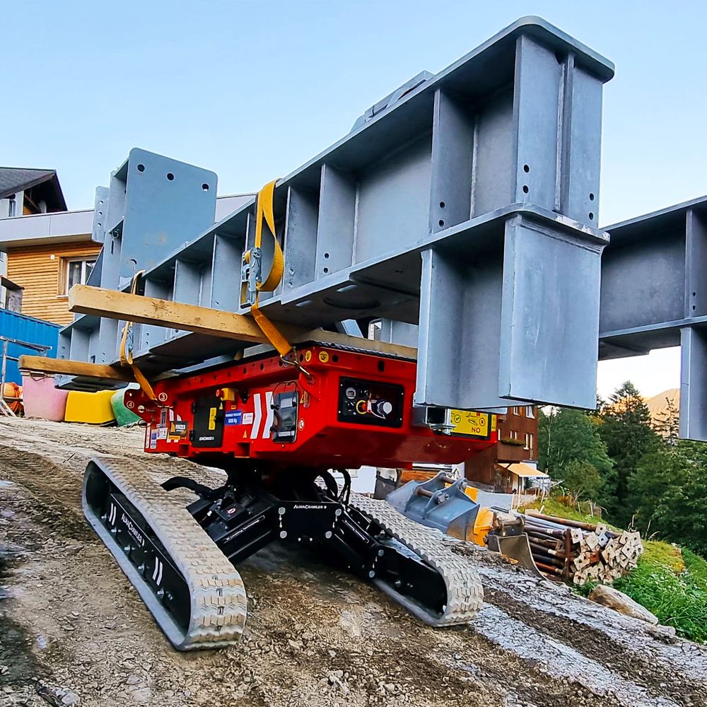 Alma Crawler Multi-Loader 6.0 BL kuljettaa teräselementtiä omakotityömaalla.